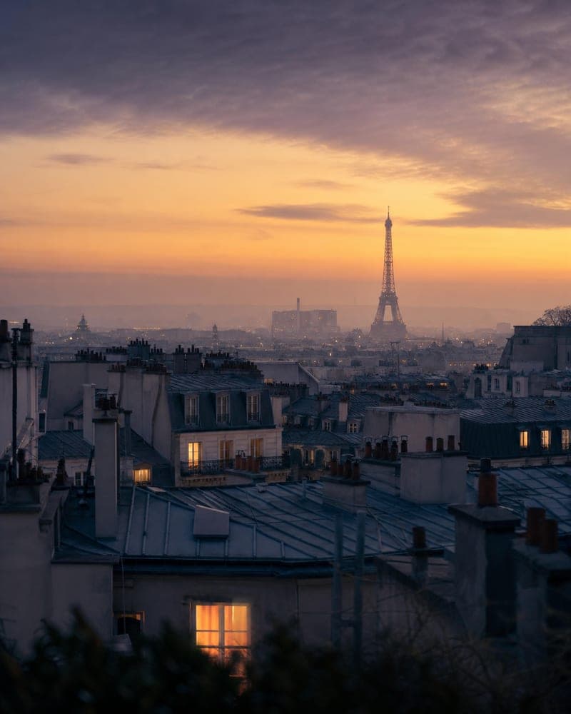 Pariser Dächer in violettgrauer Blue Hour mit Eiffelturm am Horizont