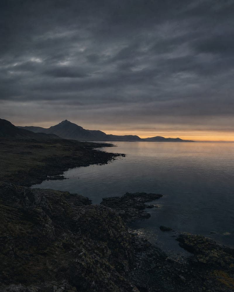 Isländische Küste bei Reykjavík in kühler blauer Abendstimmung