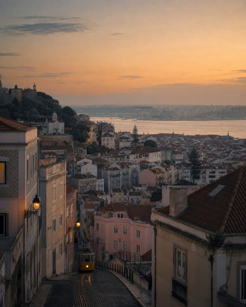Lissabon bei Dämmerung, Hügelgassen und Dächer mit Blick zum Tejo